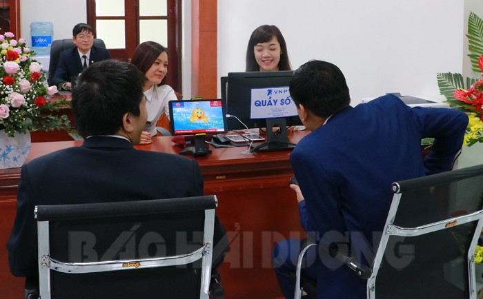 Processing power-related administrative procedures at Provincial Public Administrative Service Center